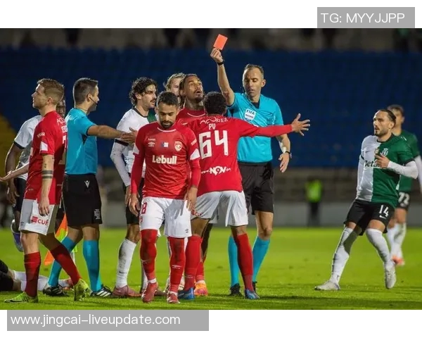 本菲卡与波尔图激战成平乌龙球引发争议判罚引爆全场气氛